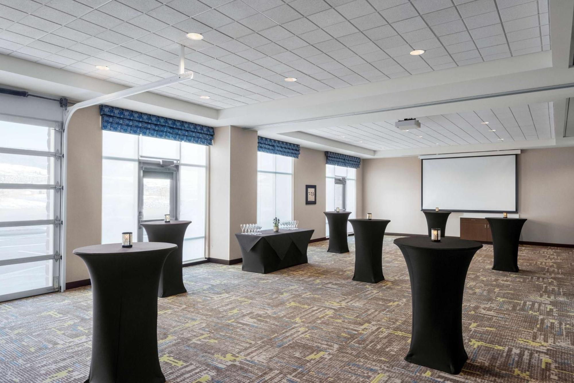 Hampton Inn & Suites Kelowna, British Columbia, Canada Экстерьер фото