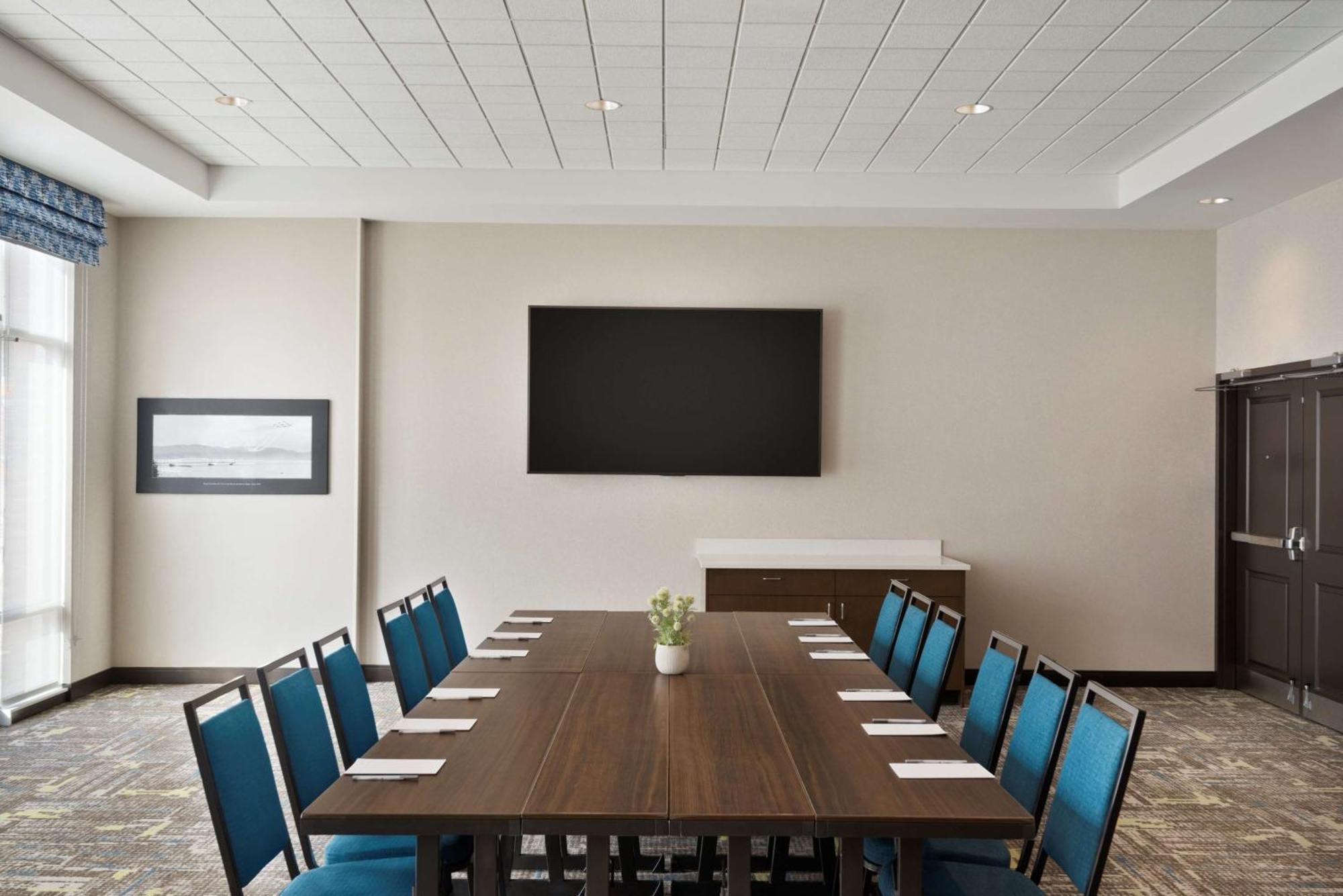 Hampton Inn & Suites Kelowna, British Columbia, Canada Экстерьер фото