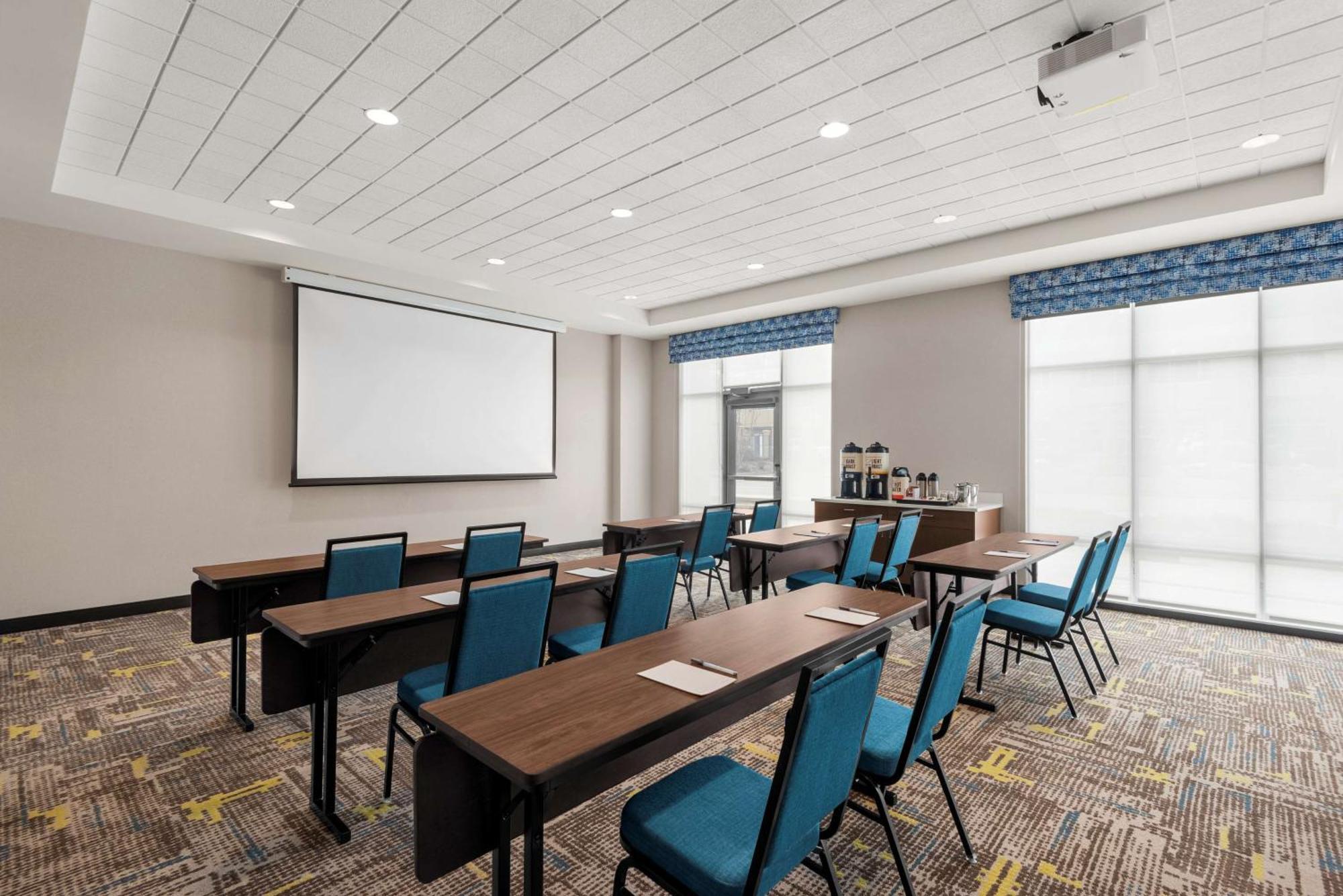 Hampton Inn & Suites Kelowna, British Columbia, Canada Экстерьер фото