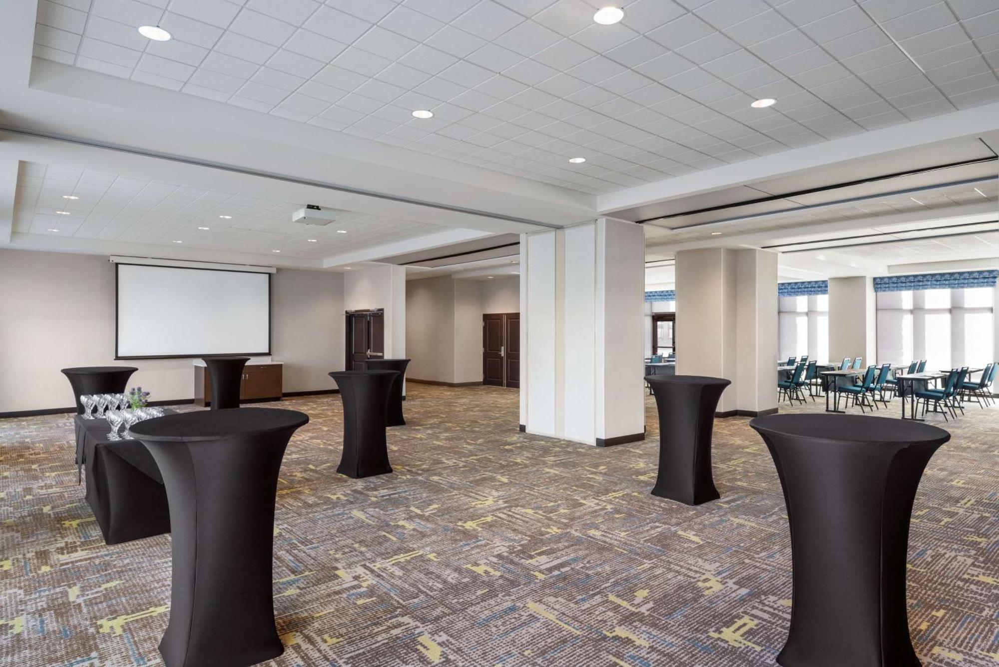 Hampton Inn & Suites Kelowna, British Columbia, Canada Экстерьер фото