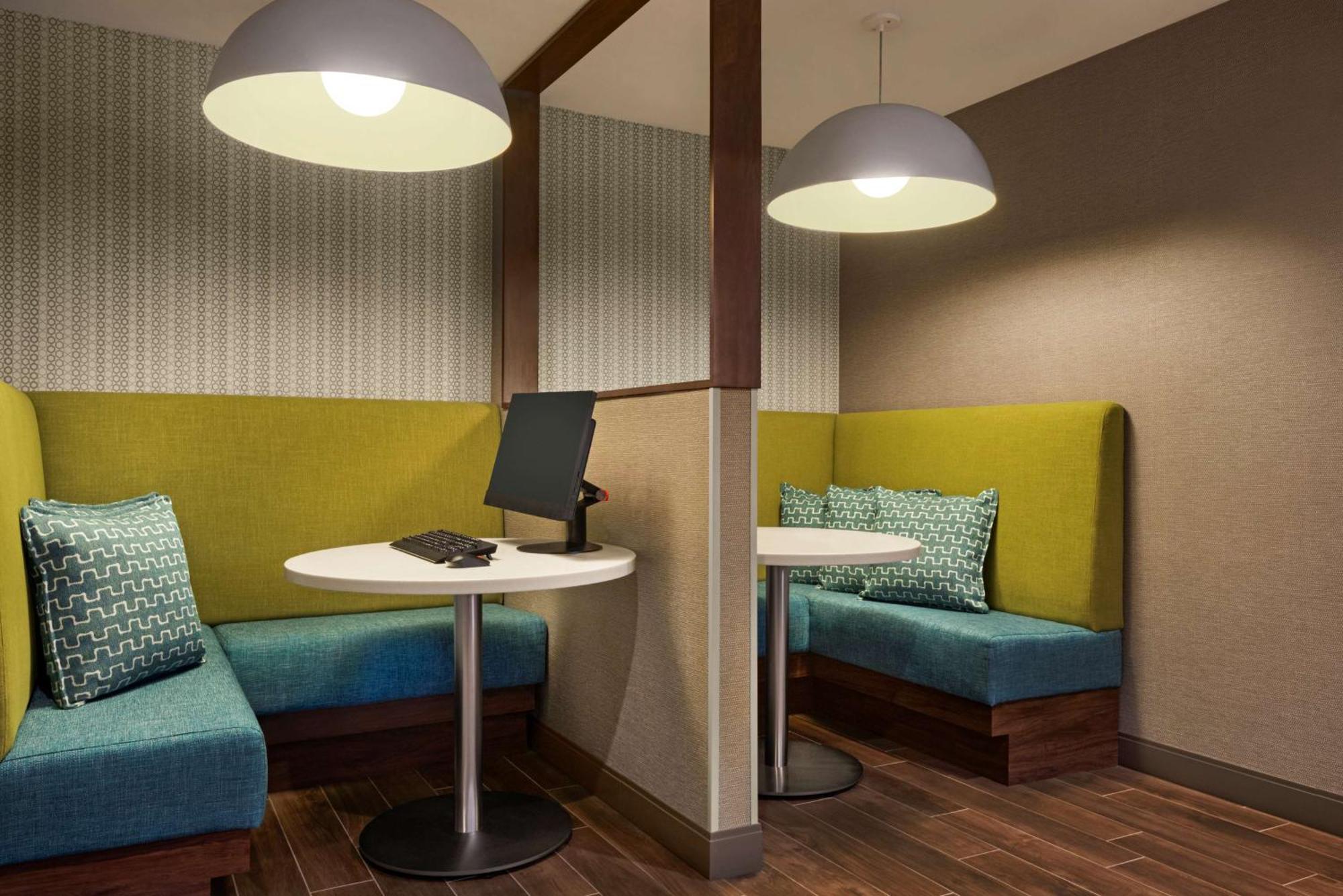 Hampton Inn & Suites Kelowna, British Columbia, Canada Экстерьер фото