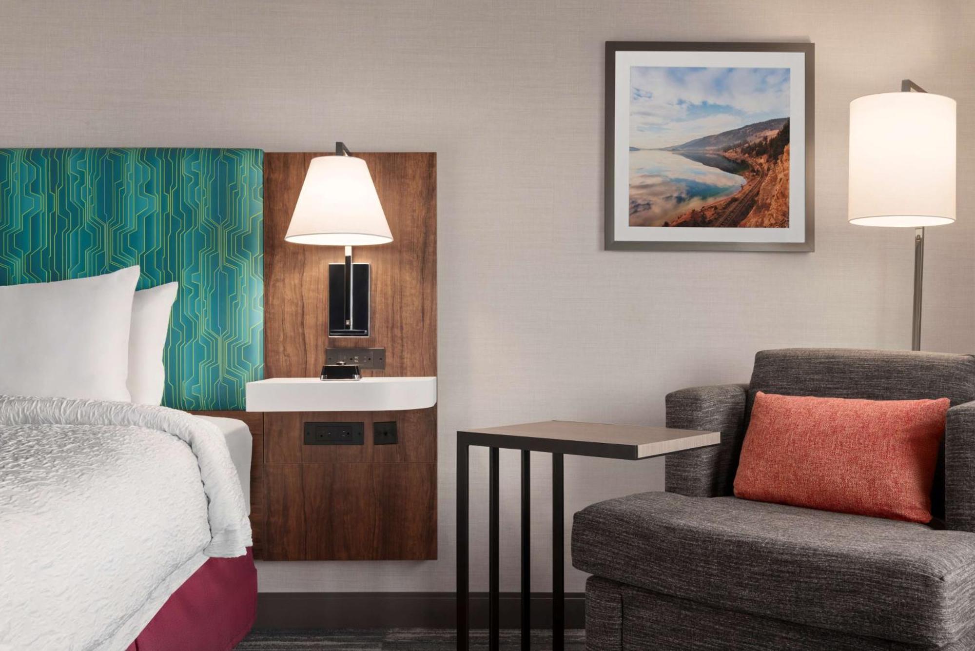 Hampton Inn & Suites Kelowna, British Columbia, Canada Экстерьер фото