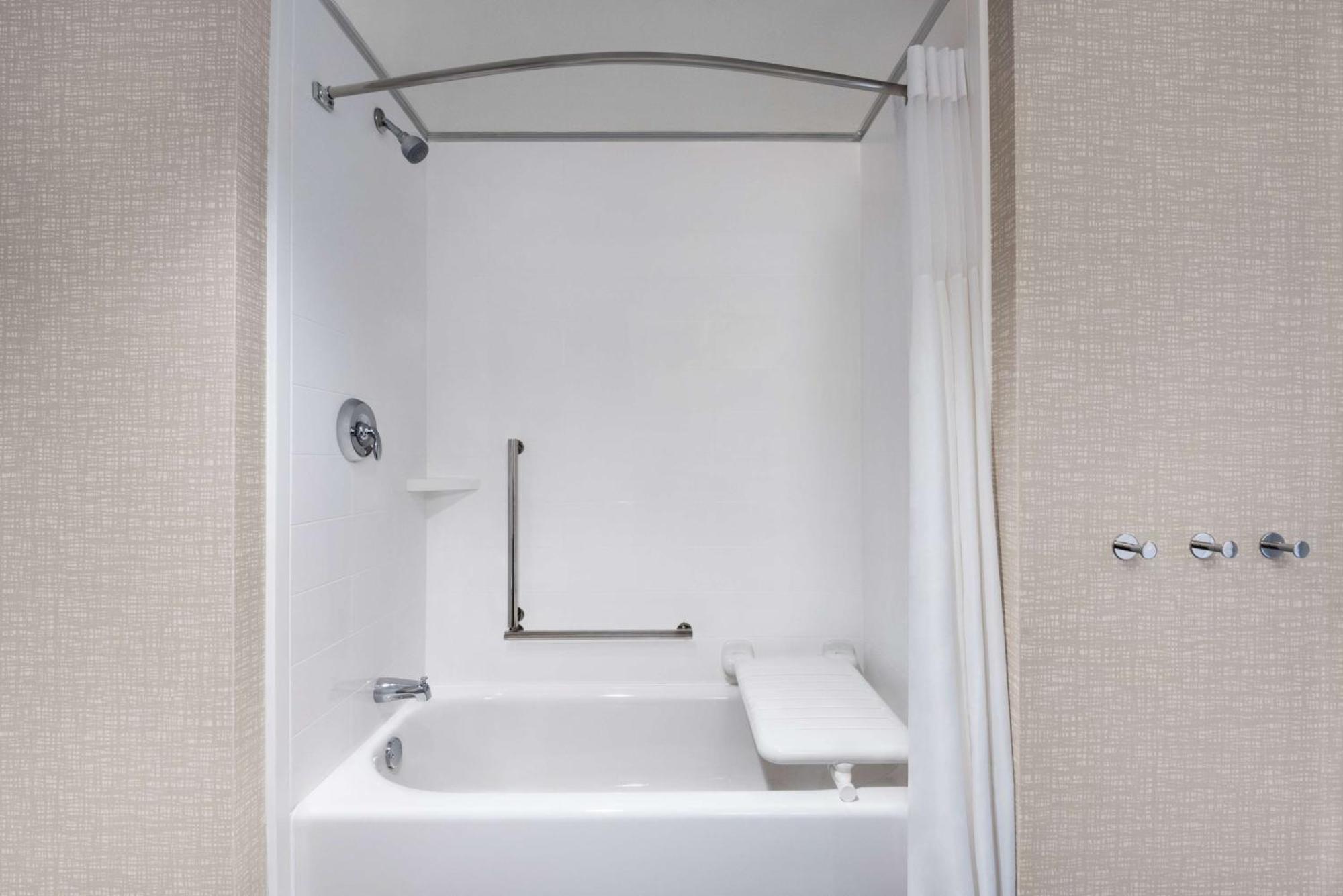 Hampton Inn & Suites Kelowna, British Columbia, Canada Экстерьер фото