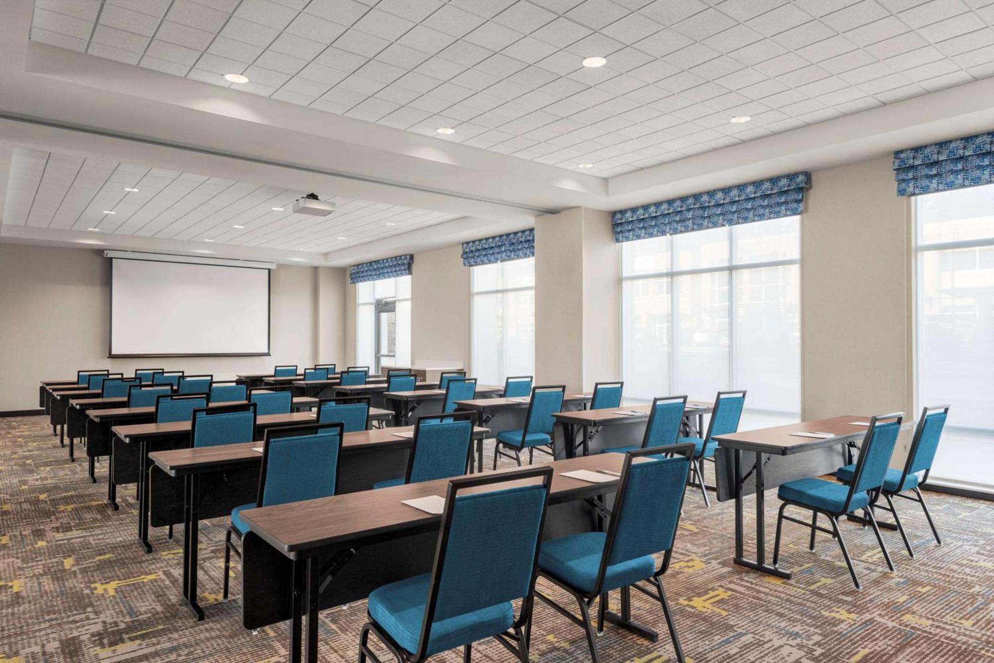 Hampton Inn & Suites Kelowna, British Columbia, Canada Экстерьер фото