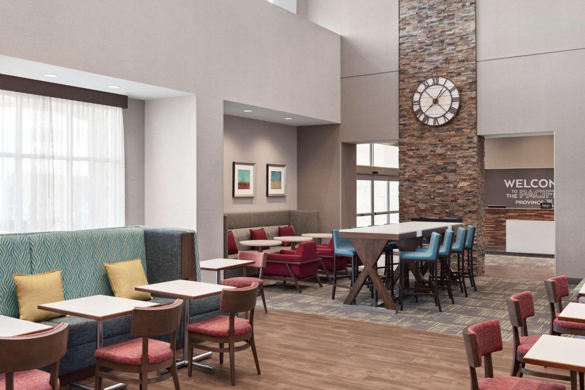 Hampton Inn & Suites Kelowna, British Columbia, Canada Экстерьер фото