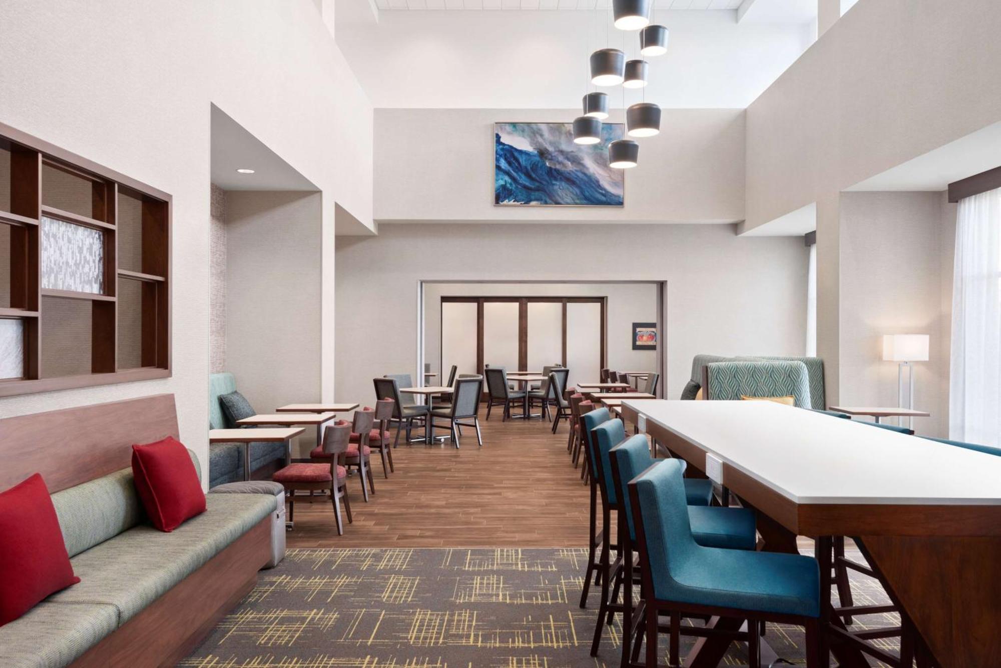 Hampton Inn & Suites Kelowna, British Columbia, Canada Экстерьер фото