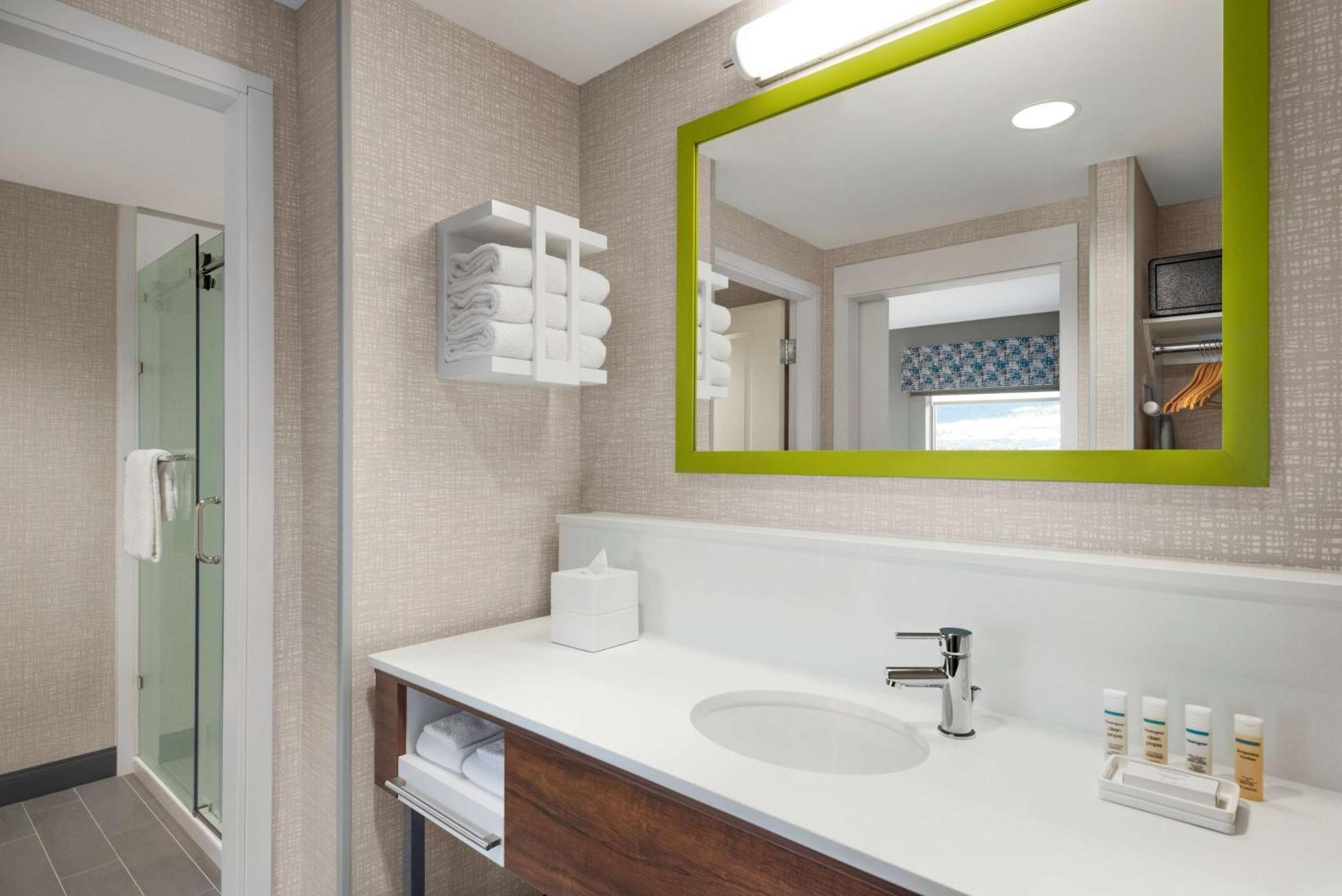 Hampton Inn & Suites Kelowna, British Columbia, Canada Экстерьер фото
